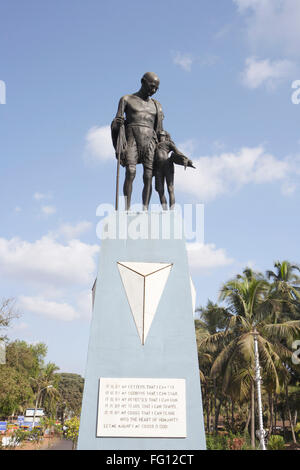 Statue de Mahatma Gandhi et Village Local Girl faites par l'artiste Harish B Talim , Mahatma Gandhi Circle , Old Goa Velha Goa Banque D'Images