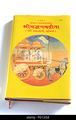 Concept , Shree Mu'adh Bhagvad gita livre théologique épisode de Mahabharata sur fond blanc Banque D'Images