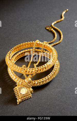 Collier en or avec pendentif et bracelet kangan Inde Banque D'Images