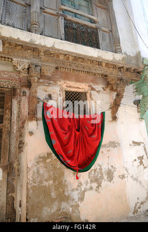 Ghagras colorés à l'extérieur de séchage Maison de village à Gujarat Inde Banque D'Images