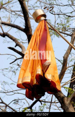 Guddi Padwa Maharashtrian festival nouvelle année couleur orange sari tie bâton en bois couvrir kalash navire Bombay Mumbai Maharashtra Banque D'Images