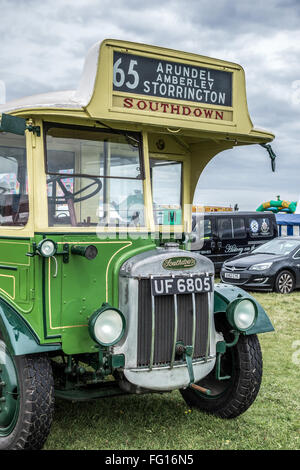 Vieux bus Southdown stationné sur l'Aérodrome Shoreham Banque D'Images