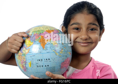 Les Indiens de l'Asie du Sud six year old girl holding globe sur l'épaule M.# 152 Banque D'Images