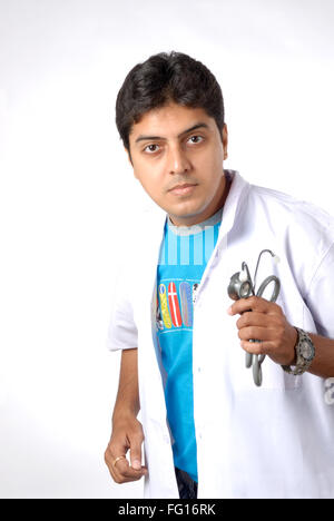 Les Indiens de l'Asie du Sud doctor holding stethoscope appelant le patient suivant M.# 628 Banque D'Images