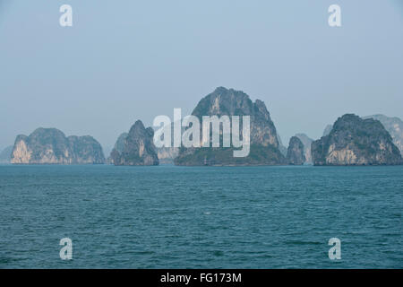 Misty image de karsts calcaire ou îles sortant de la mer dans la baie d'Halong, Vietnam du Nord, janvier Banque D'Images