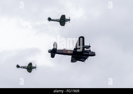 Avro Lancaster flanquée de deux Spitfire Banque D'Images