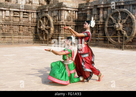 Des danseurs traditionnels de danse classique odissi au temple du soleil de Konarak Konarak Orissa en Inde - Modèle de presse #  736C et 736D Banque D'Images