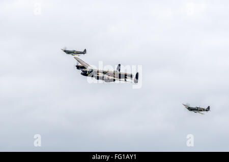 Avro Lancaster flanquée de deux Spitfire Banque D'Images