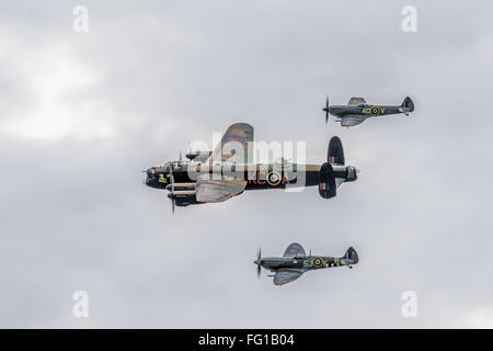 Avro Lancaster flanquée de deux Spitfire Banque D'Images