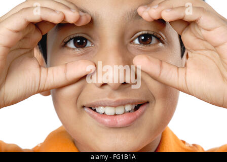 Boy looking through fingers M.# 152 Banque D'Images