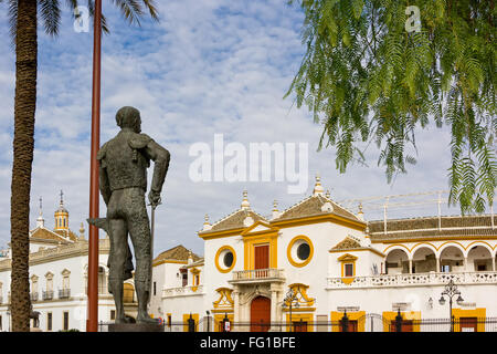 Statue en bronze de matador Pepe Luis Vazquez lloking à l'entrée principale de la plaza de toros de la Real Maestranza Séville Banque D'Images