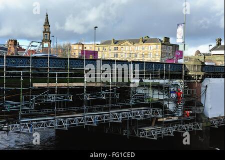 Glasgow, Royaume-Uni. Feb 17, 2016. Réparation des travailleurs et régénérer l'Albert Bridge crossing du Saltmarket aux Gorbals à Glasgow. Crédit : Tony Clerkson/Alamy Live News Banque D'Images