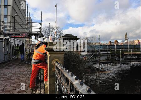 Glasgow, Royaume-Uni. Feb 17, 2016. Réparation des travailleurs et régénérer l'Albert Bridge crossing du Saltmarket aux Gorbals à Glasgow. Crédit : Tony Clerkson/Alamy Live News Banque D'Images