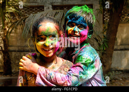 Visage coloré de garçon et fille bénéficiant d'holi festival - M.# 364 Banque D'Images