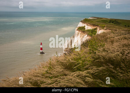 Le Phare au-dessous de Beachy Head Banque D'Images