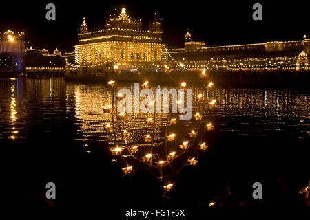 Harimandir Sahib swarn mandir illuminé ou temple d'or lors du festival Dussera , Amritsar , Punjab , Inde Banque D'Images