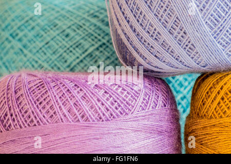 Rangées de fils colorés utilisés pour le crochet Banque D'Images
