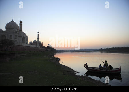 Vue du coucher de Taj Mahal Septième Merveilles du monde sur la rive sud du fleuve Yamuna , , Uttar Pradesh, Inde Banque D'Images