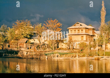 Maison en bois typiques le long de la rivière Jhelum magique en lumière dorée , Srinagar , Jammu-et-Cachemire , Inde Banque D'Images