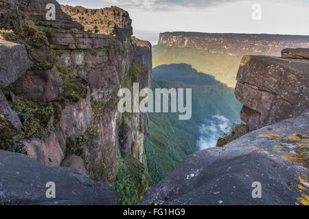 Vue depuis le Roraima tepui sur Kukenan tepui au mist - Venezuela, Amérique du Sud Banque D'Images