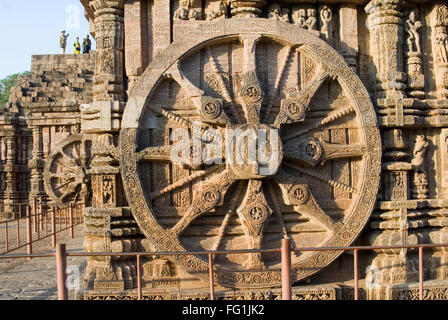 Sculptures emblématiques de plusieurs roues sur le temple du soleil du 13ème siècle classé monument du patrimoine mondial , Konarak , Orissa , Inde Banque D'Images