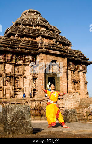 Danseuse Odissi posent des grèves de re édicte les mythes indiens comme Ramayana contre toile complexe du temple du soleil l'Orissa Konarak Banque D'Images