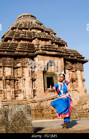 Danseuse Odissi posent grève re édicte les mythes indiens comme Ramayana temple du soleil avant l'Orissa Konarak complexes Banque D'Images