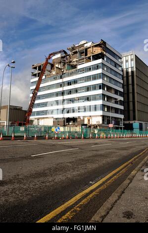 Glasgow, Royaume-Uni. Feb 17, 2016. La vieille ville de Glasgow College Building dans Gorbals, Glasgow, est démoli après l'ouverture du nouveau site de Riverside. Crédit : Tony Clerkson/Alamy Live News Banque D'Images