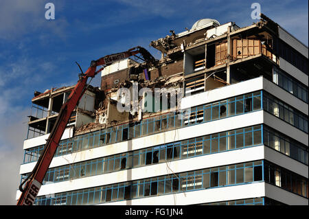 Glasgow, Royaume-Uni. Feb 17, 2016. La vieille ville de Glasgow College Building dans Gorbals, Glasgow, est démoli après l'ouverture du nouveau site de Riverside. Crédit : Tony Clerkson/Alamy Live News Banque D'Images