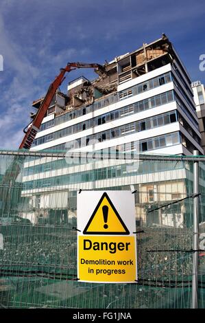 Glasgow, Royaume-Uni. Feb 17, 2016. La vieille ville de Glasgow College Building dans Gorbals, Glasgow, est démoli après l'ouverture du nouveau site de Riverside. Crédit : Tony Clerkson/Alamy Live News Banque D'Images