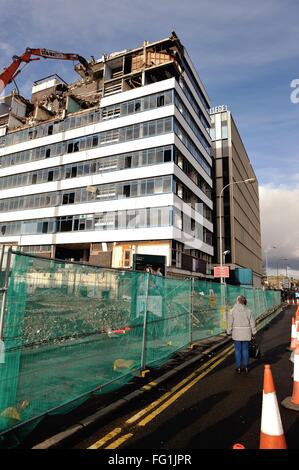 Glasgow, Royaume-Uni. Feb 17, 2016. Un piéton regarde comme la vieille ville de Glasgow College Building dans Gorbals, Glasgow, est démoli après l'ouverture du nouveau site de Riverside. Crédit : Tony Clerkson/Alamy Live News Banque D'Images