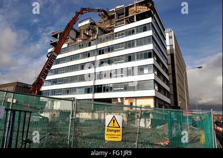 Glasgow, Royaume-Uni. Feb 17, 2016. La vieille ville de Glasgow College Building dans Gorbals, Glasgow, est démoli après l'ouverture du nouveau site de Riverside. Crédit : Tony Clerkson/Alamy Live News Banque D'Images