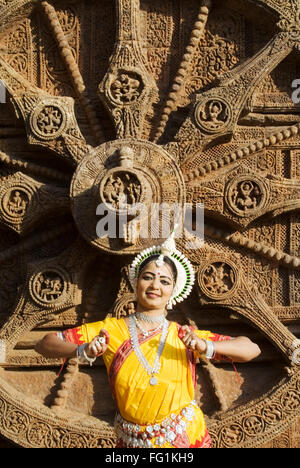 Danseuse Odissi posent grève re édicte les mythes indiens tels que le Ramayana en face du char du Soleil Soleil temple complexe Orissa Konarak Banque D'Images