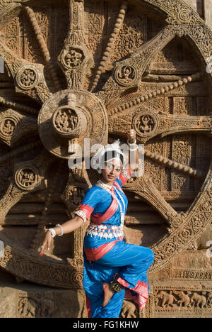 Danseuse Odissi posent grève re édicte les mythes indiens comme Ramayana emblématique avant char du Soleil Soleil temple complexe Orissa Konarak Banque D'Images