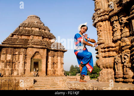 Danseuse Odissi posent grève re édicte les mythes indiens tels que le Ramayana en face du complexe du temple d'Orissa Konarak Sun Banque D'Images