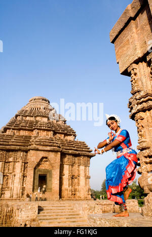 Danseuse Odissi posent grève re édicte les mythes indiens tels que le Ramayana en face du complexe du temple d'Orissa Konarak Sun Banque D'Images