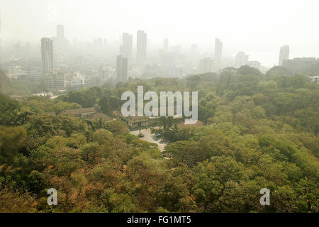 Toits de ville de Mumbai en brume du matin , Bombay Mumbai , MAHARASHTRA , INDE Banque D'Images