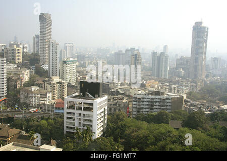 Toits de ville de Mumbai en brume du matin , Bombay Mumbai , MAHARASHTRA , INDE Banque D'Images