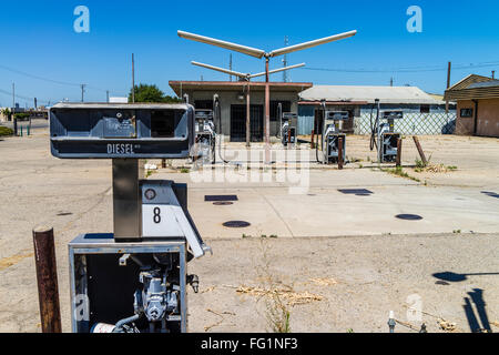 Ruiné vestiges d'une station essence dans la vallée centrale de Californie avec des pompes à vide et le bâtiment. Banque D'Images