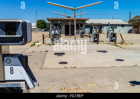 Ruiné vestiges d'une station essence dans la vallée centrale de Californie avec des pompes à vide et le bâtiment. Banque D'Images