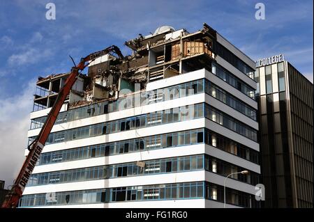 Glasgow, Royaume-Uni. Feb 17, 2016. La vieille ville de Glasgow College Building dans Gorbals, Glasgow, est démoli après l'ouverture du nouveau site de Riverside. Crédit : Tony Clerkson/Alamy Live News Banque D'Images