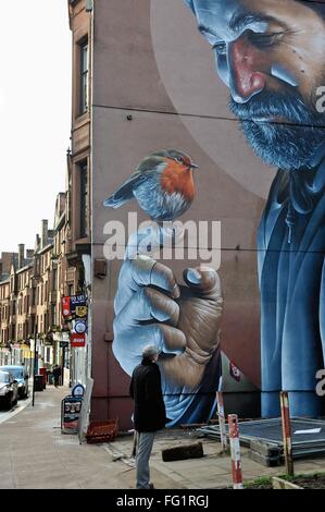 Glasgow, Royaume-Uni. Feb 17, 2016. Un homme admire la nouvelle murale de l'artiste de rue australienne que béate est apparue sur High Street, Glasgow, la dernière d'une série d'art urbain pour orner les murs de la ville. Crédit : Tony Clerkson/Alamy Live News Banque D'Images