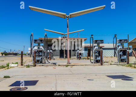 Ruiné vestiges d'une station essence dans la vallée centrale de Californie avec des pompes à vide et le bâtiment. Banque D'Images