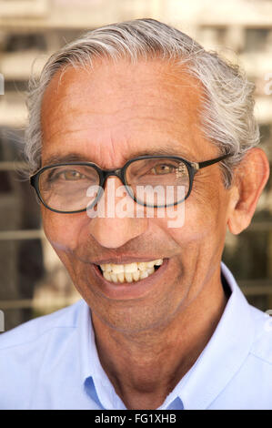 Soixante-quatre ans, homme portant lunettes encadrées noir MR# 686N Banque D'Images