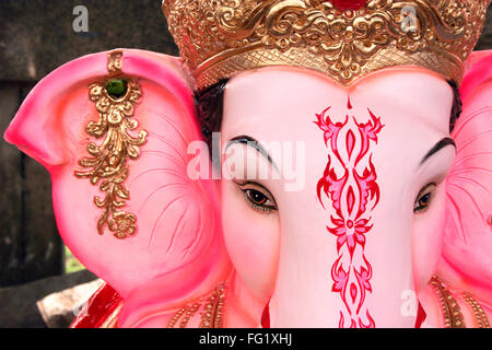 Portrait d'idole de seigneur éléphant Ganesha dirigé dieu , Pune , MAHARASHTRA , INDE Banque D'Images