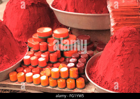 Des tas de poudre de couleur rouge kumkum avec de petits contenants en plastique ; Khidrapur ; ; ; Inde Maharashtra Mumbai 16 Mars 2008 Banque D'Images
