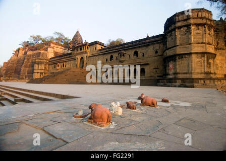 Maheshwar ghat et temple fort palace sur banque du fleuve Narmada , Madhya Pradesh, Inde Banque D'Images