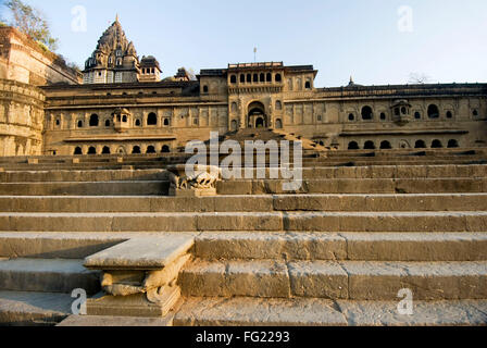 Maheshwar ghat et temple fort palace sur banque du fleuve Narmada , Madhya Pradesh, Inde Banque D'Images