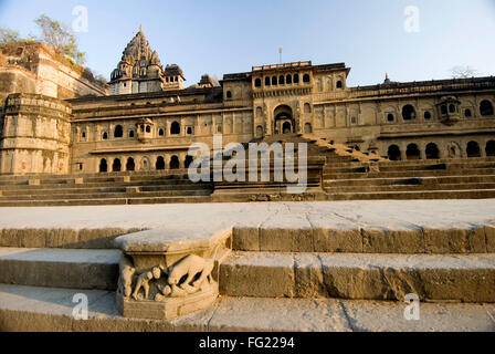 Maheshwar ghat et temple fort palace sur banque du fleuve Narmada , Madhya Pradesh, Inde Banque D'Images