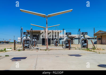 Ruiné vestiges d'une station essence dans la vallée centrale de Californie avec des pompes à vide et le bâtiment. Banque D'Images